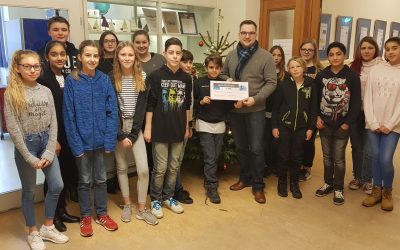 Friedrich-Realschule übergibt Spende an Jugendmedien